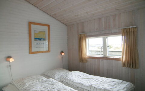 Benja - 200M from the Sea: Bois, Chambre, Lit, Drap De Lit, Plafond, Literie, Sol, Design Intérieur, Cadre De Lit, Linge