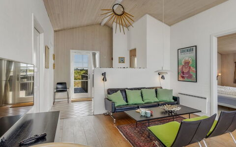Benja - 200M from the Sea: Meubles, Design Intérieur, Sol, Sol, Canapé, Mur, Bois, Plafond, Pièce, Salon