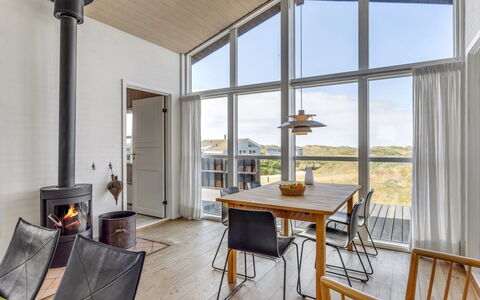 Benja - 200M from the Sea: Bois, Plafond, Sol, Domicile, Sol, Dur, Parquet, Planche, Tache De Bois, Porche
