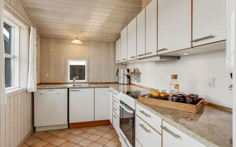 Benja - 200M from the Sea: Sol, Bois, Sol, Cuisine, Design Intérieur, Comptoir, Plafond, Évier, Cabinetry, Principaux Appliance