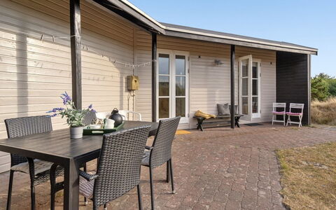 Jules - 300M from the Sea: Porte, Domicile, Siding, Plate-Forme, Dur, Chalet, Tache De Bois, Parquet, Patio, Cour