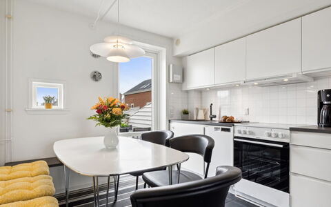 Akim - 2Km from the Sea: Meubles, Design Intérieur, Sol, Plafond, Cuisine, Sol, Comptoir, Domicile, Éclairage, Appartement