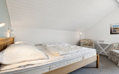 Akim - 2Km from the Sea: Lit, Chambre, Design Intérieur, Sol, Sol, Literie, Drap De Lit, Bois, Meubles, Plafond