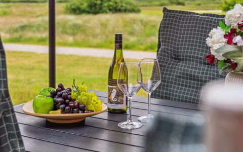 Akim - 2Km from the Sea: Meubles, Mobilier De Jardin, Vaisselle, Table, Drinkware, Chaise, Tableau De Plein Air, Aliments, Bouteille