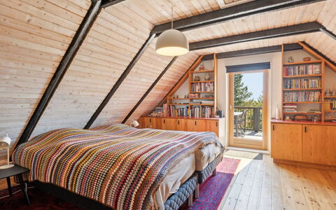 Jorinde - 2.8Km from the Sea: Meubles, Chambre, Bois, Design Intérieur, Plafond, Sol, Sol, Pièce, Lit, Grenier