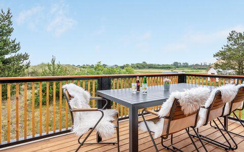 Jorinde - 2.8Km from the Sea: Meubles, Design Intérieur, Chaise, Sol, Table, Recours, Sol, Plafond, Pièce, Eco Hôtel