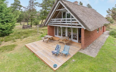 Jorinde - 2.8Km from the Sea: Meubles, Design Intérieur, Chaise, Sol, Table, Recours, Sol, Plafond, Pièce, Eco Hôtel