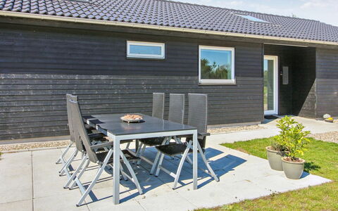 Anuk - 2.3Km from the Sea: Herbe, Prairie, Paysage, Écorégion, Plaine, Communauté Des Plantes, Lot Terre, Mobilier De Jardin, Prairie, Formations Arbustives