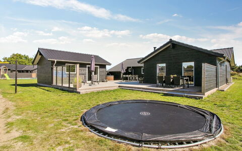 Anuk - 2.3Km from the Sea: Herbe, Prairie, Paysage, Écorégion, Plaine, Communauté Des Plantes, Lot Terre, Mobilier De Jardin, Prairie, Formations Arbustives