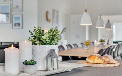 Fridel - 4Km from the Sea: Meubles, Design Intérieur, Table, Vaisselle, Domicile, Pot De Fleur, Éclairage, Table Cuisine Et Salle A Manger, Chaise, Salle À Manger