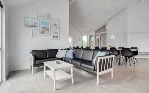 Fridel - 4Km from the Sea: Sol, Design Intérieur, Sol, Plafond, Canapé, Salon, Meubles, Chaise, Parquet