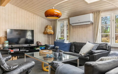 Granke - 3.8Km from the Sea: Design Intérieur, Meubles, Canapé, Bois, Plafond, Salon, Sol, Pièce, Sol, Éclairage
