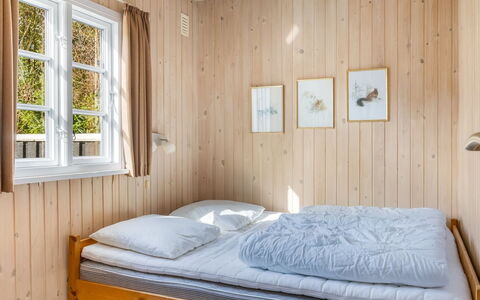 Granke - 3.8Km from the Sea: Lit, Chambre, Mur, Bois, Sol, Design Intérieur, Meubles, Sol, Drap De Lit, Literie