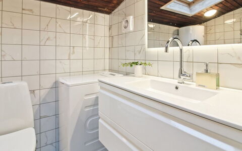 Saxi - 2.6Km from the Sea: Sol, Luminaire Plomberie, Sol, Design Intérieur, Bois, Évier, Armoire De Toilette, Robinet, Salle De Bains, Plomberie