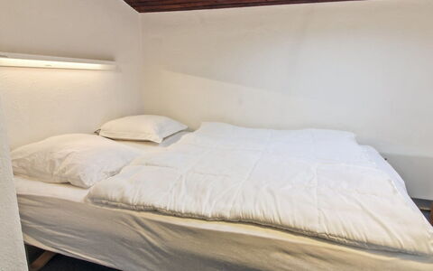 Saxi - 2.6Km from the Sea: Lit, Chambre, Drap De Lit, Sol, Literie, Bois, Sol, Plafond, Design Intérieur, Linge