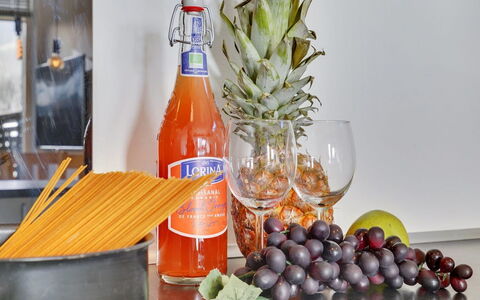 Pirkko - 100M from the Sea: Aliments, Vaisselle, Ingrédient, Produire, Fruit, Bouteille