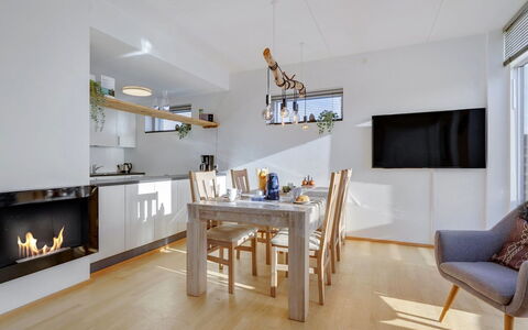 Pirkko - 100M from the Sea: Meubles, Design Intérieur, Sol, Bois, Plafond, Sol, Pièce, Éclairage, Luminaire, Salon