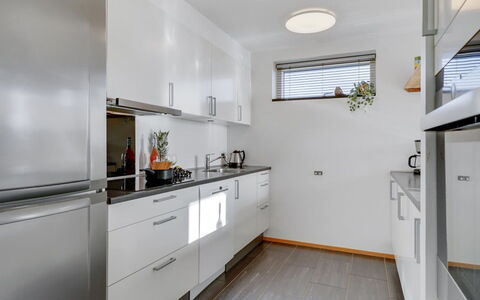 Pirkko - 100M from the Sea: Comptoir, Cuisine, Cabinetry, Design Intérieur, Appareil De Cuisine, Sol, Principaux Appliance, Meubles, Plafond, Électroménager