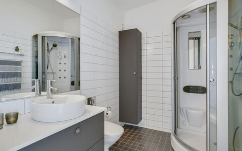 Pirkko - 100M from the Sea: Salle De Bains, Luminaire Plomberie, Sol, Design Intérieur, Lavabo, Sol, Toilette, Évier, Robinet, Plomberie