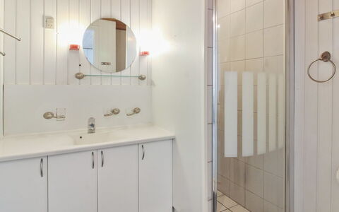 Gertruda - 2.3Km from the Sea: Luminaire Plomberie, Mur, Sol, Salle De Bains, Lavabo, Sol, Design Intérieur, Évier, Armoire De Toilette, Plomberie