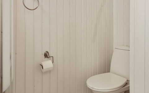 Gertruda - 2.3Km from the Sea: Bois, Luminaire Plomberie, Salle De Bains, Sol, Siège De Toilette, Sol, Toilette, Plomberie, Évier, Robinet