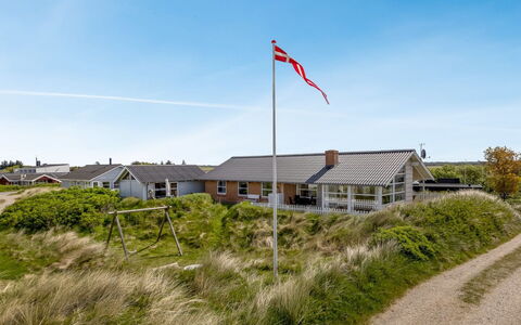 Gudmar - 500M from the Sea: Herbe, Maison, Toit, Domicile, Chalet, Arbuste, Lot Terre, Zone Rurale, Ferme, Couverture De Sol