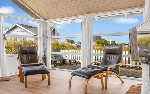 Gudmar - 500M from the Sea: Herbe, Maison, Toit, Domicile, Chalet, Arbuste, Lot Terre, Zone Rurale, Ferme, Couverture De Sol
