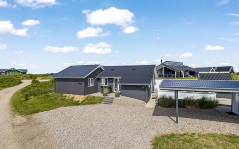 Mikka - 450M from the Sea: Maison, Chalet, Toit, Domicile, Siding, Biens, Ferme, Batiments Jardin, Pelouse, Jardin