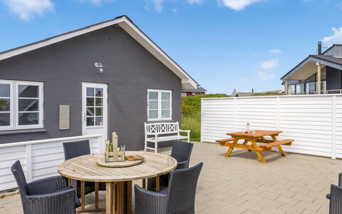 Mikka - 450M from the Sea: Maison, Chalet, Toit, Domicile, Siding, Biens, Ferme, Batiments Jardin, Pelouse, Jardin