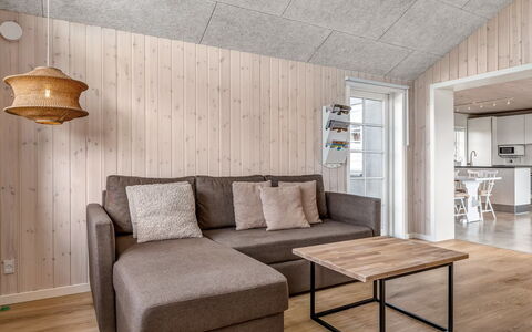 Mikka - 450M from the Sea: Maison, Chalet, Toit, Domicile, Siding, Biens, Ferme, Batiments Jardin, Pelouse, Jardin