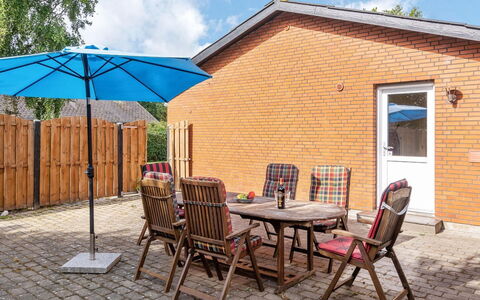 Philip - 2Km from the Sea: Bois, Tache De Bois, Planche, Dur, Chalet, Plate-Forme, Siding, Ombre, Parquet, Batiments Jardin