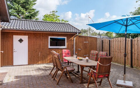 Philip - 2Km from the Sea: Bois, Tache De Bois, Planche, Dur, Chalet, Plate-Forme, Siding, Ombre, Parquet, Batiments Jardin