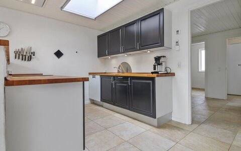 Vieno - 2.6Km from the Sea: Sol, Cuisine, Design Intérieur, Comptoir, Bois, Sol, Plafond, Cabinetry, Appareil De Cuisine, Principaux Appliance