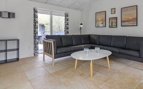 Vieno - 2.6Km from the Sea: Sol, Meubles, Sol, Design Intérieur, Bois, Canapé, Salon, Éclairage, Plafond, Table