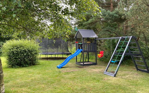 Vieno - 2.6Km from the Sea: Toboggan, Équipement Extérieur Play, Chute, Jardin, Terrain De Jeux, Des Loisirs, Loisir, Pelouse, Ombre, Arrière-Cour