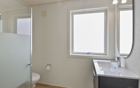 Vieno - 2.6Km from the Sea: Luminaire Plomberie, Salle De Bains, Mur, Lavabo, Sol, Sol, Design Intérieur, Évier, Plafond, Robinet