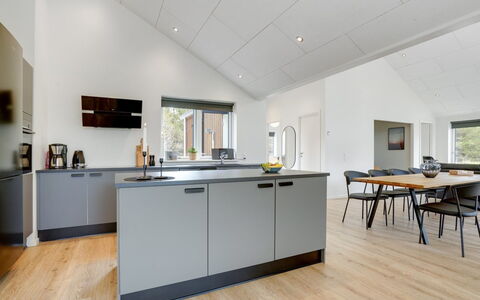 Heidi - 1Km from the Sea: Sol, Design Intérieur, Cuisine, Bois, Sol, Comptoir, Meubles, Plafond, Cabinetry, Appareil De Cuisine