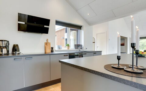 Heidi - 1Km from the Sea: Sol, Design Intérieur, Cuisine, Comptoir, Plafond, Cabinetry, Sol, Appareil De Cuisine, Électroménager, Luminaire