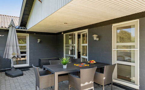 Glenna - 1.8Km from the Sea: Herbe, Maison, Toit, Domicile, Chalet, Arbuste, Lot Terre, Zone Rurale, Ferme, Couverture De Sol
