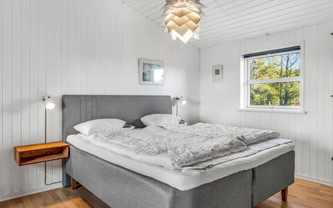 Dietmar - 2.8Km from the Sea: Sol, Design Intérieur, Plafond, Sol, Chambre, Lit, Literie, Linge, Luminaire, Drap De Lit