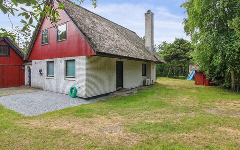 Vendela - 2.5Km from the Sea: Toit, Chalet, Domicile, Ombre, Siding, Ferme, Porche, Structure En Plein Air, Batiments Jardin