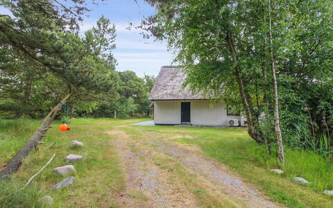 Vendela - 2.5Km from the Sea: Toit, Chalet, Domicile, Ombre, Siding, Ferme, Porche, Structure En Plein Air, Batiments Jardin