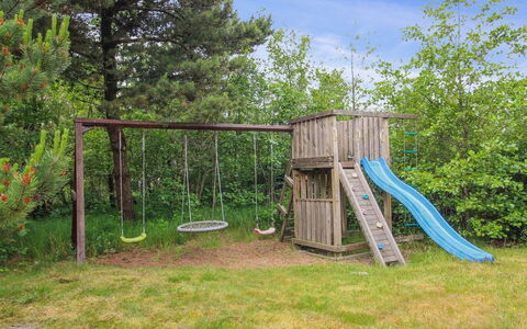 Vendela - 2.5Km from the Sea: Toboggan, Bois, Équipement Extérieur Play, Jardin, Chute, Arrière-Cour, Terrain De Jeux, Pelouse, Ombre, Cour