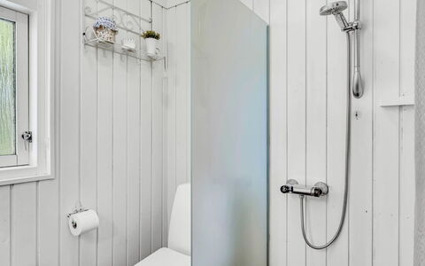 Galathea - 800M from the Sea: Salle De Bains, Luminaire Plomberie, Mur, Sol, Toilette, Design Intérieur, Plomberie, Sol, Robinet, Siège De Toilette