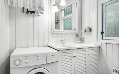 Galathea - 800M from the Sea: Design Intérieur, Luminaire Plomberie, Armoire De Toilette, Évier, Sol, Sol, Plafond, Machine À Laver, Robinet, Salle De Bains
