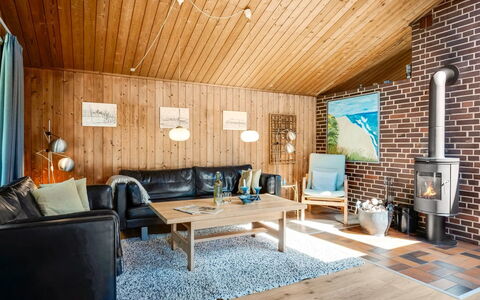 Etti - 1Km from the Sea: Meubles, Design Intérieur, Canapé, Bois, Sol, Salon, Plafond, Sol, Pièce, Domicile