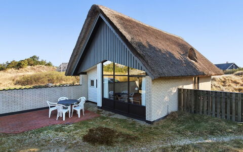 Pisana - 400M from the Sea: Bois, Chalet, Dur, Planche, Tache De Bois, Batiments Jardin, Conception, Cour, Cabane En Rondins, Arrière-Cour