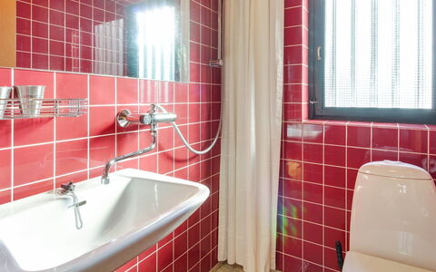 Pisana - 400M from the Sea: Salle De Bains, Luminaire Plomberie, Lavabo, Évier, Design Intérieur, Sol, Robinet, Sol, Plomberie, Tuile