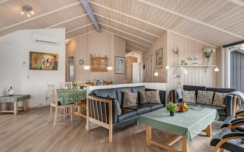 Petkana - 700M from the Sea: Bois, Design Intérieur, Meubles, Plafond, Sol, Sol, Domicile, Parquet, Salon, Pièce