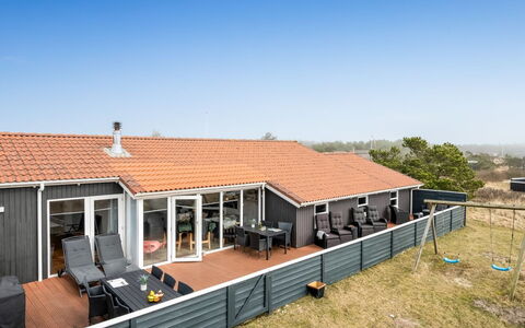 Petkana - 700M from the Sea: Toit, Maison, Domicile, Chalet, Biens, Ombre, Siding, Plate-Forme, Porche, Cour